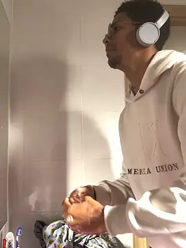 Albert Madrid online show from November 2025 01:45:01 PM