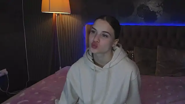 LuisaClover online show from November 2025 01:31:01 PM