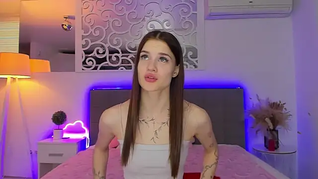 LuisaClover online show from February 2026 01:29:02 PM