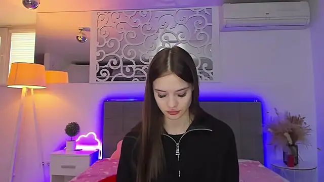 LuisaClover online show from February 2026 01:18:01 PM