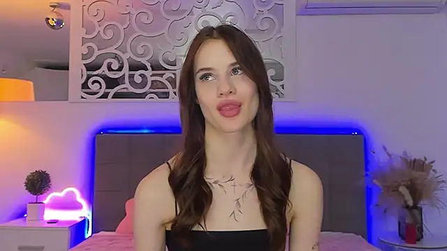 LuisaClover online show from February 2026 01:42:01 PM