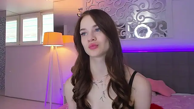 LuisaClover online show from February 2026 01:23:02 PM