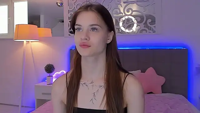 LuisaClover online show from April 2026 12:05:02 PM