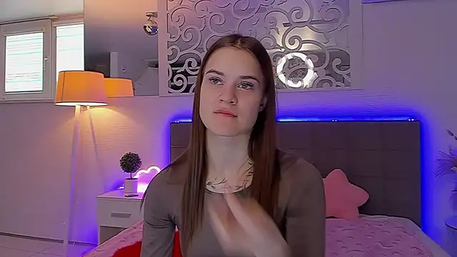 LuisaClover online show from April 2026 12:08:02 PM