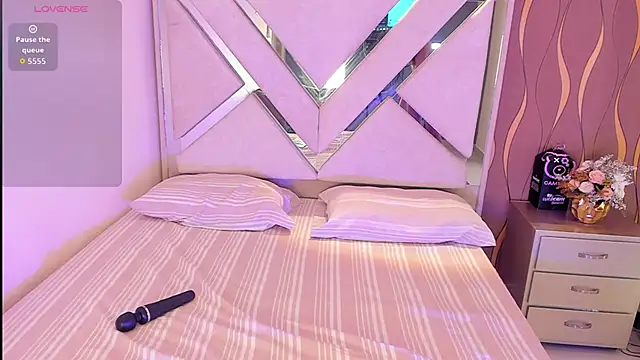 iam nicolle online show from November 2025 12:49:01 PM