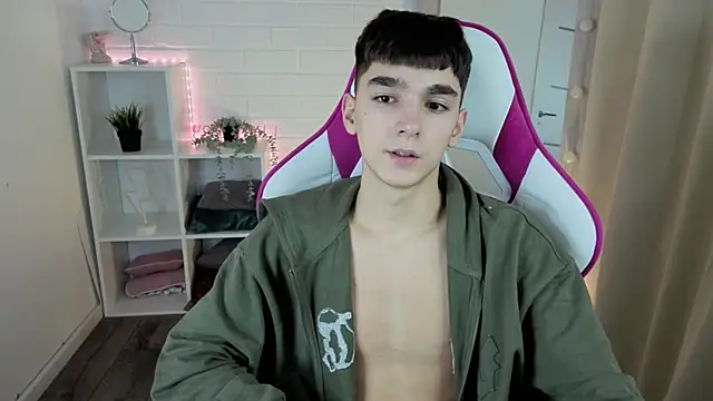 Snapshot of YamiTwink chatting on November 2025 11:21:02 AM YamiTwink online show from November 2025 11:21:02 AM