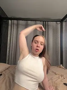 Snapshot of LunaDreeam chatting on November 2025 05:00:01 PM LunaDreeam online show from November 2025 05:00:01 PM