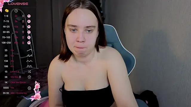 Snapshot of LunaDreeam chatting on December 2025 03:38:02 PM LunaDreeam online show from December 2025 03:38:02 PM