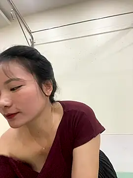 Bee Yellow00 online show from October 2025 05:20:02 AM