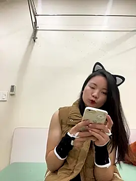 Bee Yellow00 online show from November 2025 04:48:02 AM