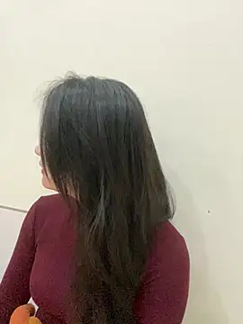 Bee Yellow00 online show from February 2026 04:50:02 AM