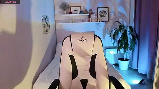 Snapshot of PollyRouge__ chatting on November 2025 02:05:01 PM PollyRouge online show from November 2025 02:05:01 PM