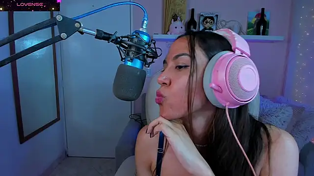 Snapshot of VenusIsLove_ chatting on January 2025 10:46:02 PM VenusIsLove online show from January 2025 10:46:02 PM