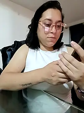 Caroline-17 online show from November 2025 01:33:02 AM