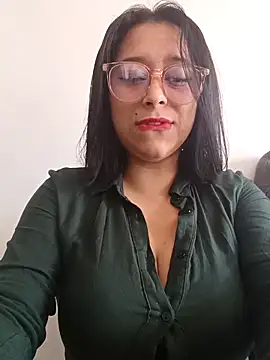 Caroline-17 online show from November 2025 06:07:01 PM