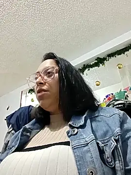 Caroline-17 online show from December 2025 12:18:01 AM