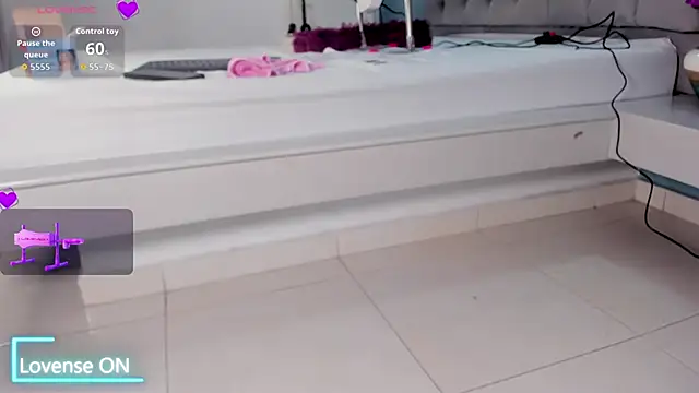 Luna Raay online show from March 2026 06:24:01 PM