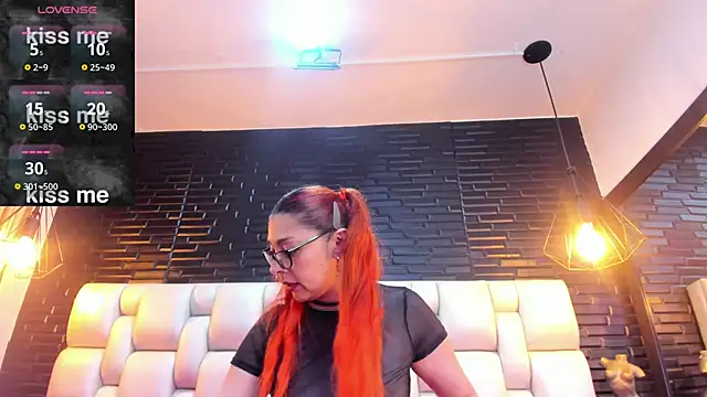 EmilyyRed online show from November 2025 08:40:02 PM