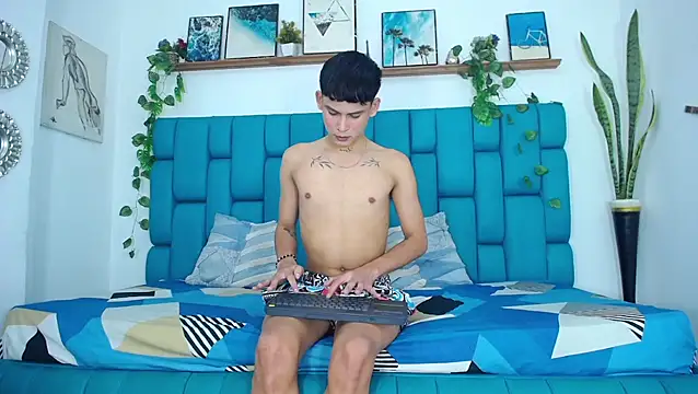 Snapshot of Hot_Boys_Latinos_X chatting on November 2025 10:21:02 PM Hot Boys Latinos X online show from November 2025 10:21:02 PM