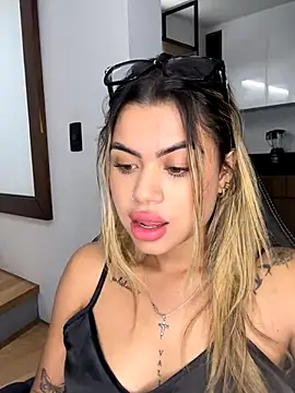 Snapshot of Alanna-foxx chatting on October 2025 01:18:01 AM Alanna-foxx online show from October 2025 01:18:01 AM