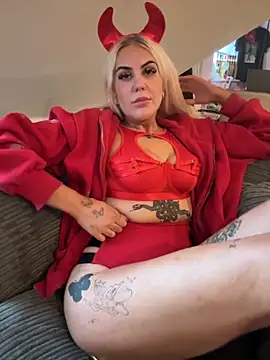 Snapshot of MissyLxox chatting on October 2025 11:44:01 AM MissyLxox online show from October 2025 11:44:01 AM