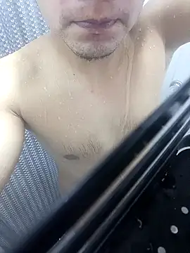 Snapshot of MENRED24 chatting on October 2025 12:18:01 AM MENRED24 online show from October 2025 12:18:01 AM