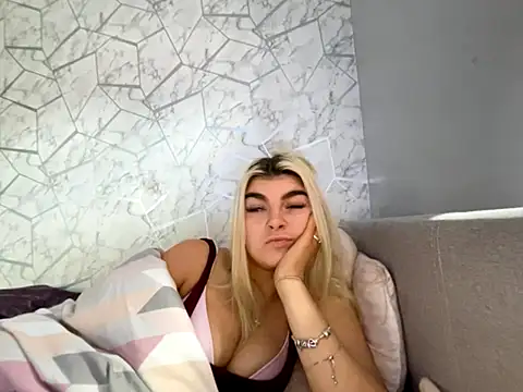 Snapshot of rosie-hipstergal chatting on November 2025 01:04:02 PM rosie-hipstergal online show from November 2025 01:04:02 PM