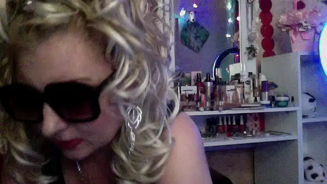 xHot Amazonq online show from December 2025 09:13:02 PM