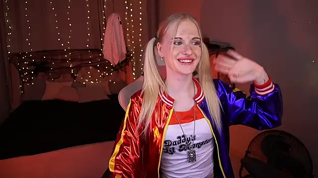 Snapshot of MonicaVelen chatting on October 2025 06:28:02 AM MonicaVelen online show from October 2025 06:28:02 AM