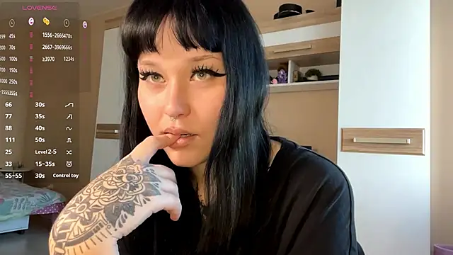 LaurenOveson online show from November 2025 08:25:01 AM