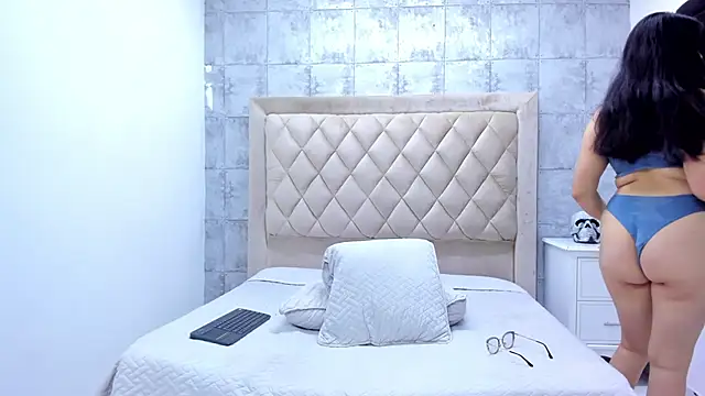 Snapshot of AmaraWolf chatting on November 2025 08:43:01 PM AmaraWolf online show from November 2025 08:43:01 PM