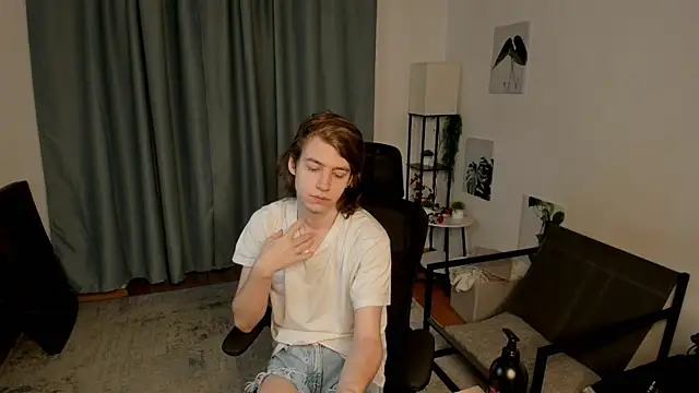 Snapshot of AvenGlow chatting on February 2026 05:23:01 AM AvenGlow online show from February 2026 05:23:01 AM