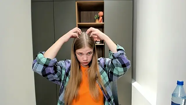 Snapshot of LuciaTiell chatting on October 2025 08:40:01 AM LuciaTiell online show from October 2025 08:40:01 AM