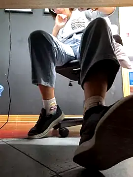 Piediniecollant online show from November 2025 01:12:02 PM