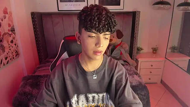 Niick Twiink online show from December 2025 07:52:01 PM