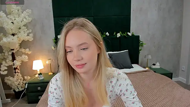 Melanie Ryer online show from November 2025 11:35:01 PM