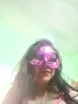 Snapshot of LOVE__RANI chatting on December 2025 04:29:01 AM LOVE RANI online show from December 2025 04:29:01 AM