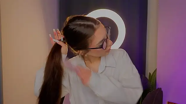 LauraHansil online show from April 2026 07:58:02 PM