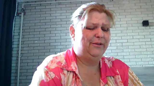 Snapshot of Sylviastar46 chatting on April 2026 05:32:02 AM Sylviastar46 online show from April 2026 05:32:02 AM