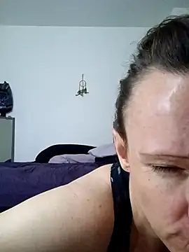 Karebearz1 online show from April 2026 11:50:02 AM