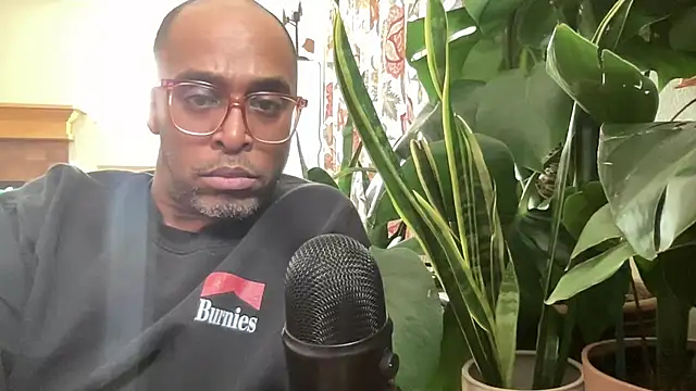 Snapshot of TraddyZaddy chatting on November 2025 07:03:01 PM TraddyZaddy online show from November 2025 07:03:01 PM