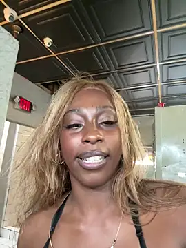 Snapshot of MadameMuse chatting on June 2026 06:27:01 PM MadameMuse online show from June 2026 06:27:01 PM