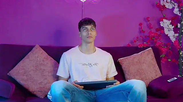 AlessioVitale online show from November 2025 12:18:01 PM