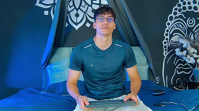 Snapshot of AlessioVitale chatting on December 2025 01:29:01 PM AlessioVitale online show from December 2025 01:29:01 PM