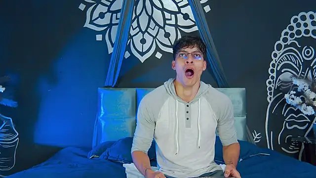 Snapshot of AlessioVitale chatting on January 2026 12:09:02 PM AlessioVitale online show from January 2026 12:09:02 PM