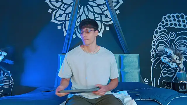 Snapshot of AlessioVitale chatting on January 2026 12:29:01 PM AlessioVitale online show from January 2026 12:29:01 PM