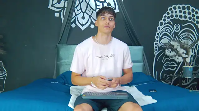 Snapshot of AlessioVitale chatting on January 2026 12:18:02 PM AlessioVitale online show from January 2026 12:18:02 PM