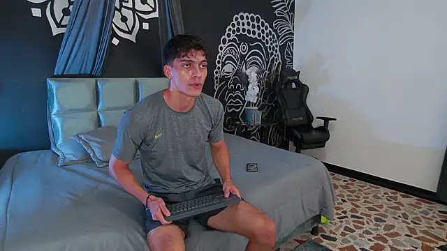 Snapshot of AlessioVitale chatting on February 2026 07:43:01 PM AlessioVitale online show from February 2026 07:43:01 PM