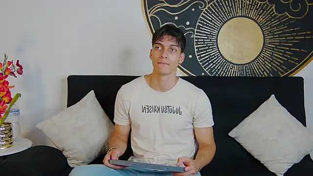 Snapshot of AlessioVitale chatting on February 2026 07:44:02 PM AlessioVitale online show from February 2026 07:44:02 PM