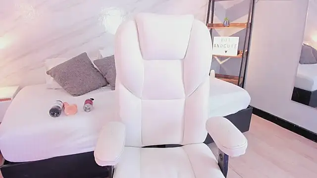 leo and mia online show from December 2025 12:32:01 PM